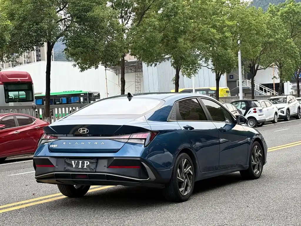 Hyundai Elantra — фото 14