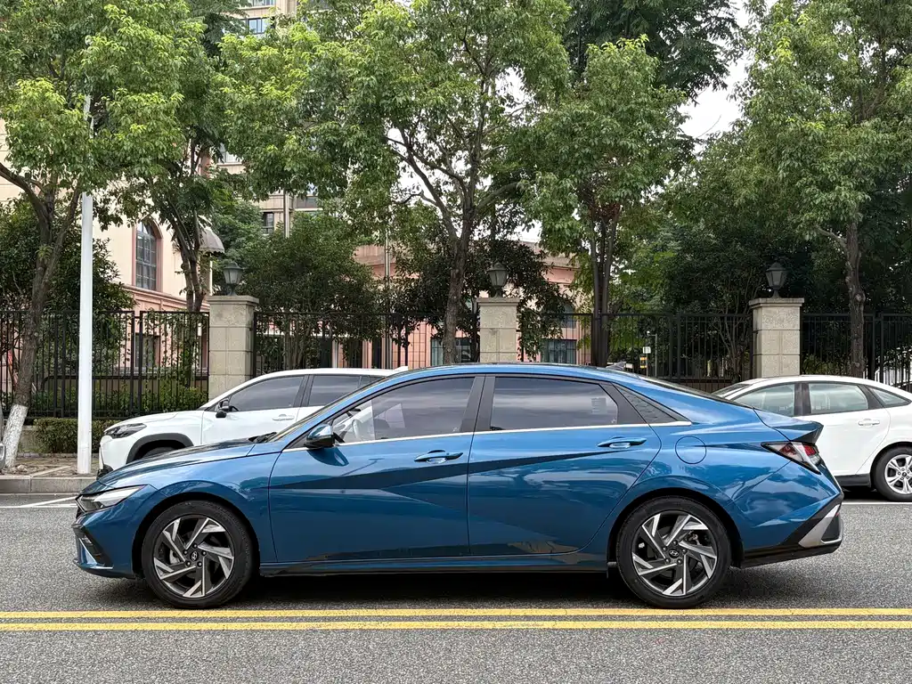 Hyundai Elantra — фото 17