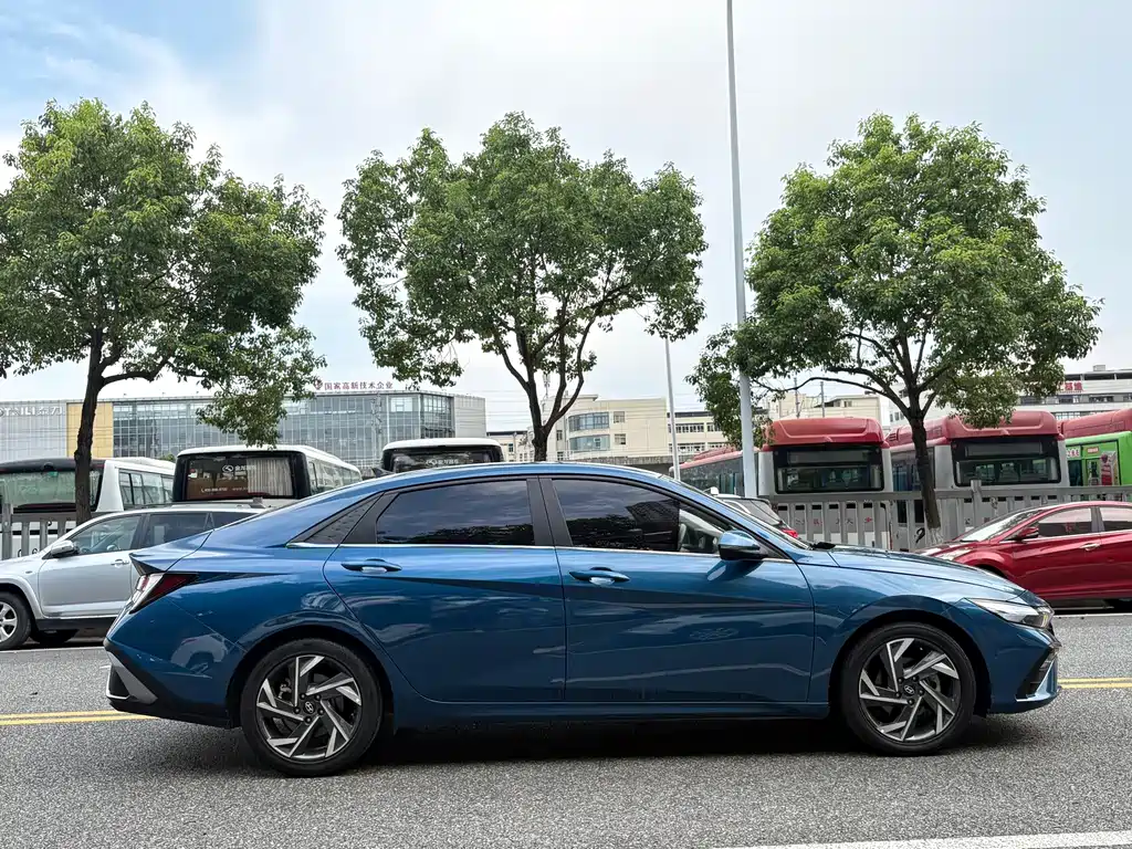 Hyundai Elantra — фото 4
