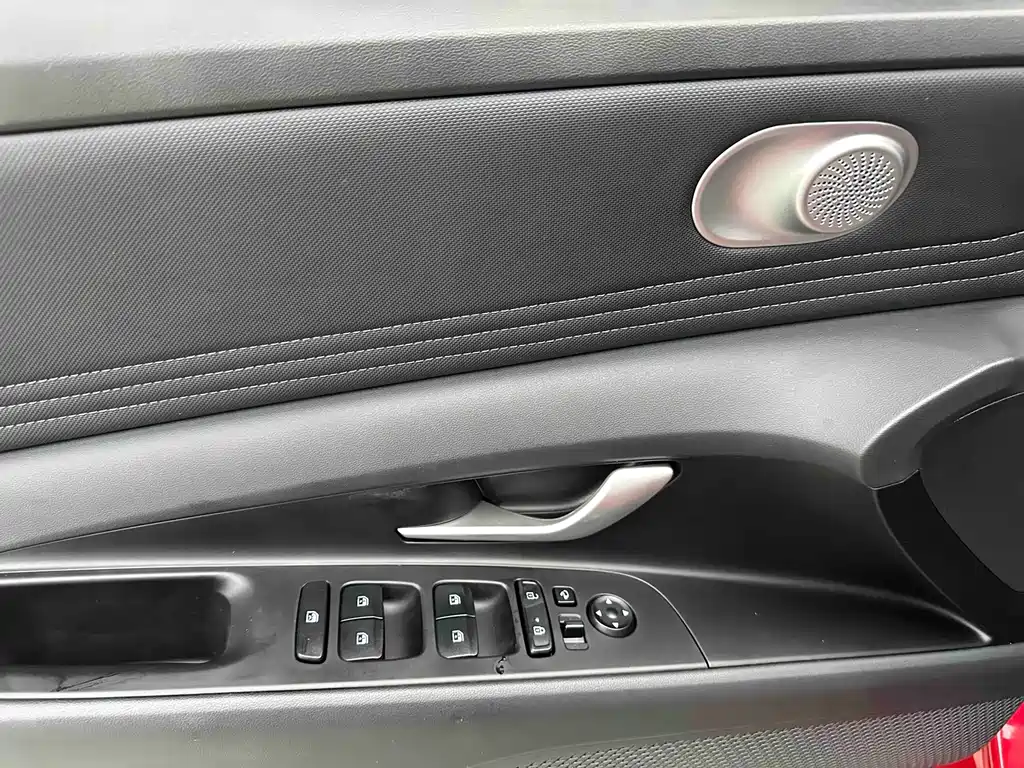 Hyundai Elantra — фото 14