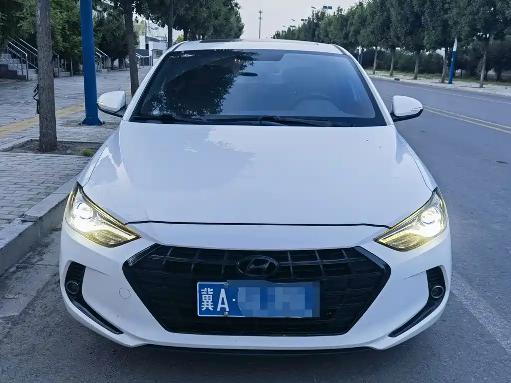 Hyundai Elantra — фото 2