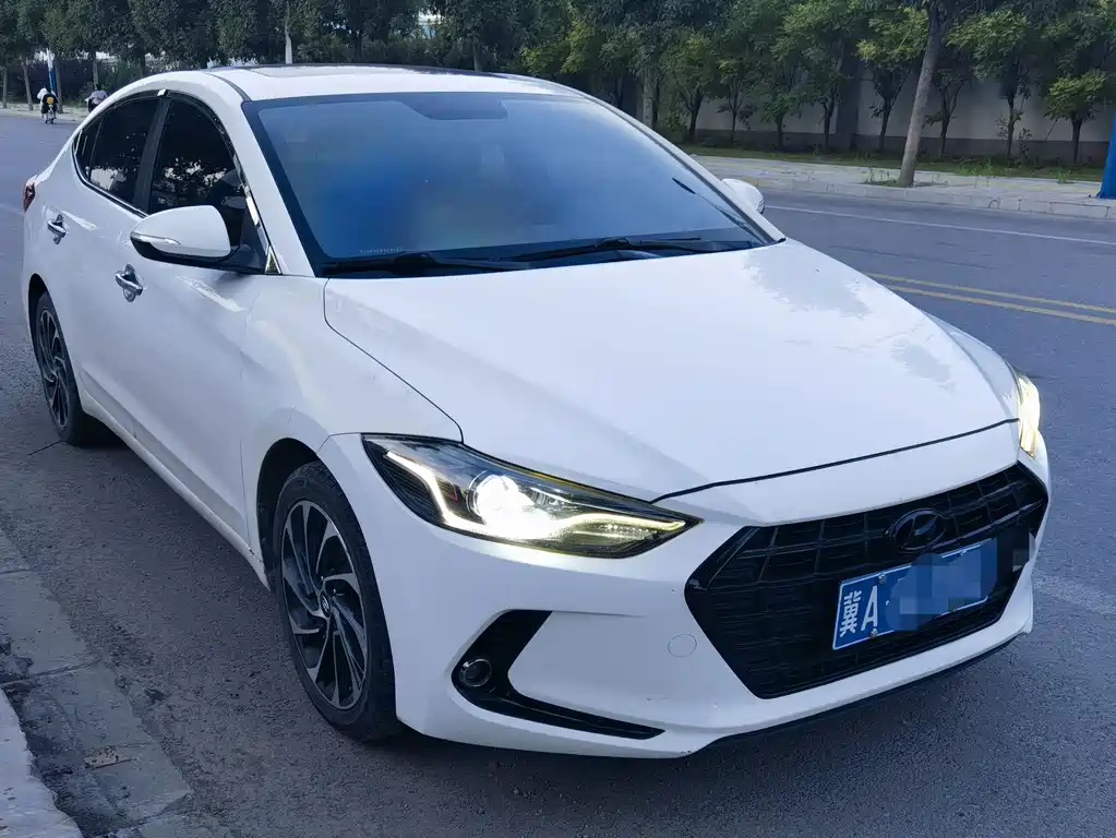 Hyundai Elantra — фото 3