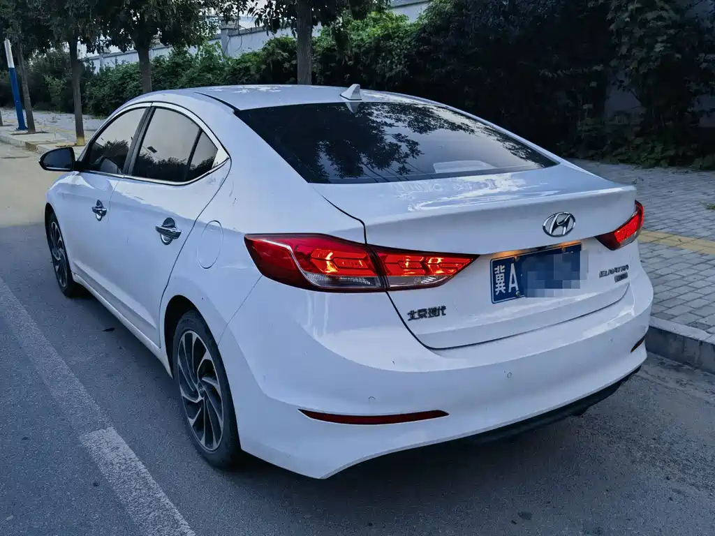 Hyundai Elantra — фото 7