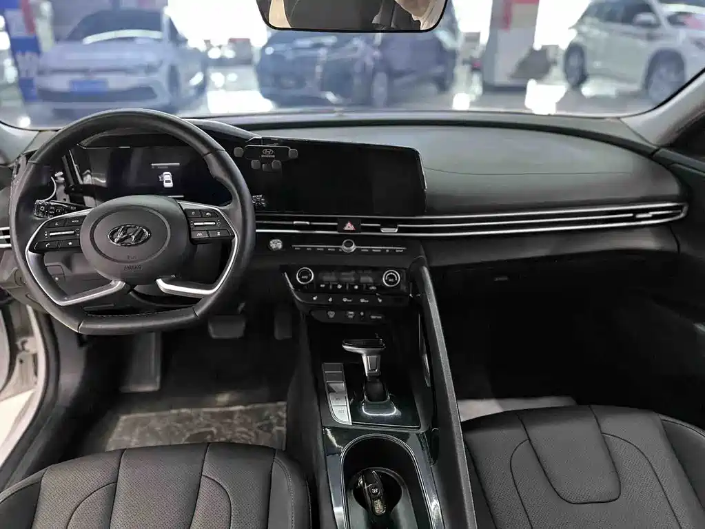 Hyundai Elantra — фото 11