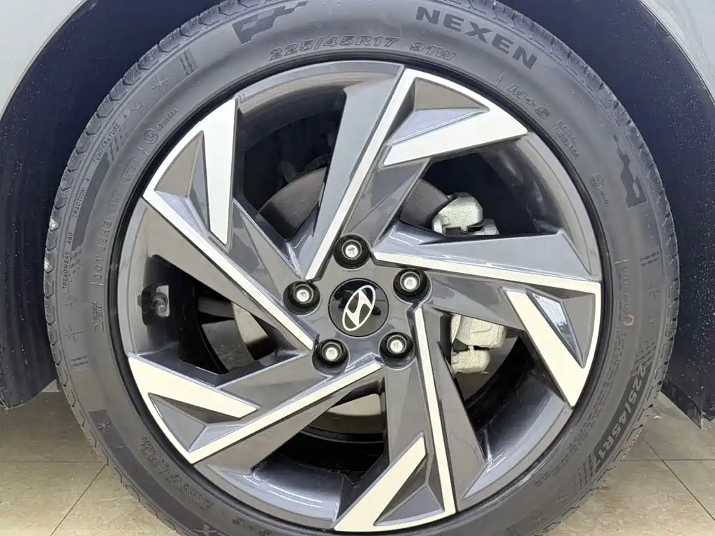 Hyundai Elantra — фото 23