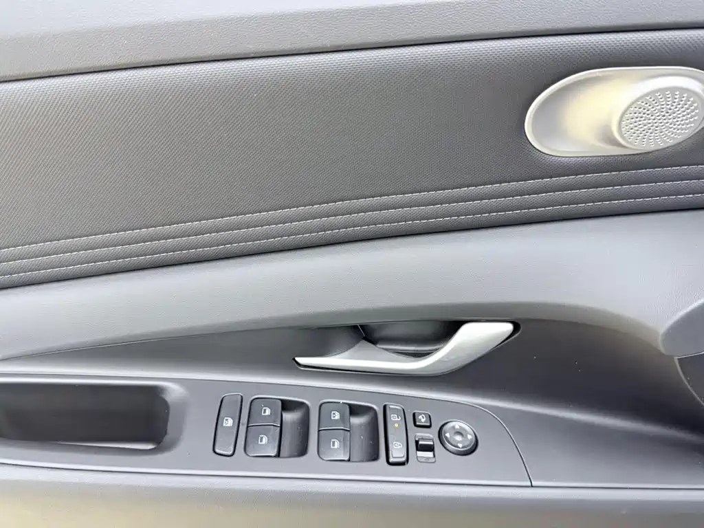 Hyundai Elantra — фото 10