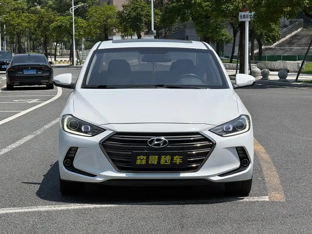 Hyundai Elantra — фото 2
