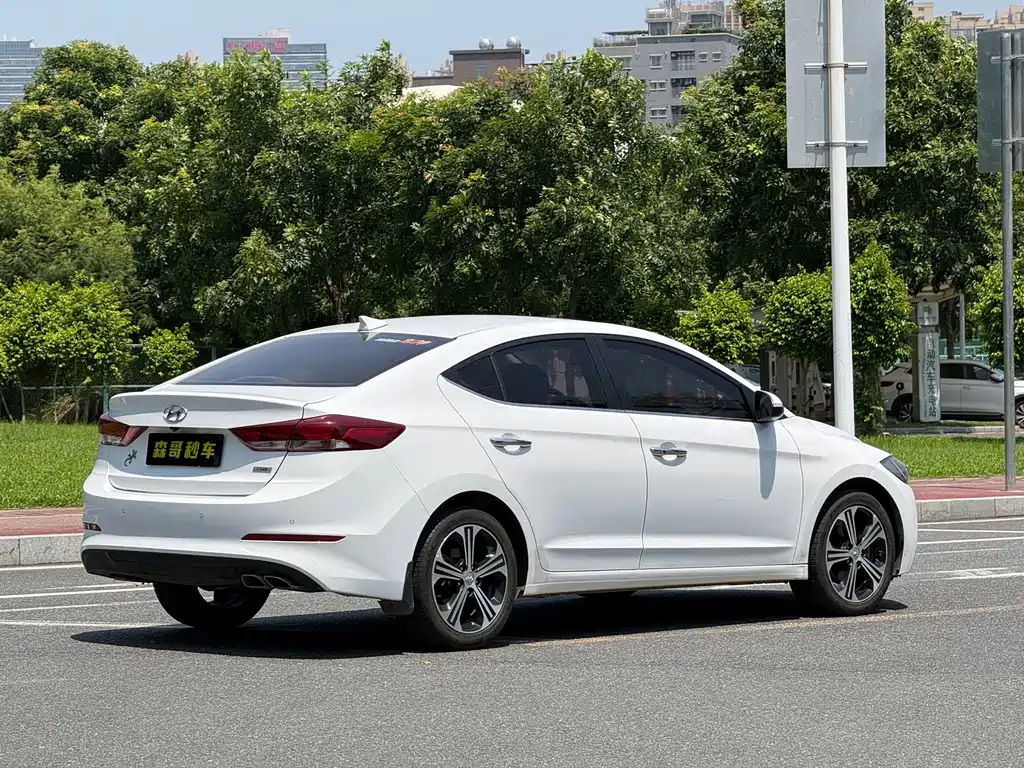 Hyundai Elantra — фото 14