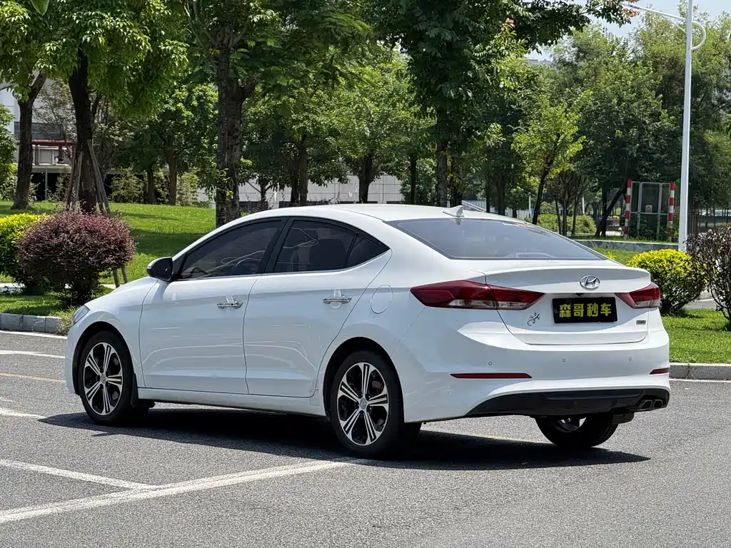 Hyundai Elantra — фото 15