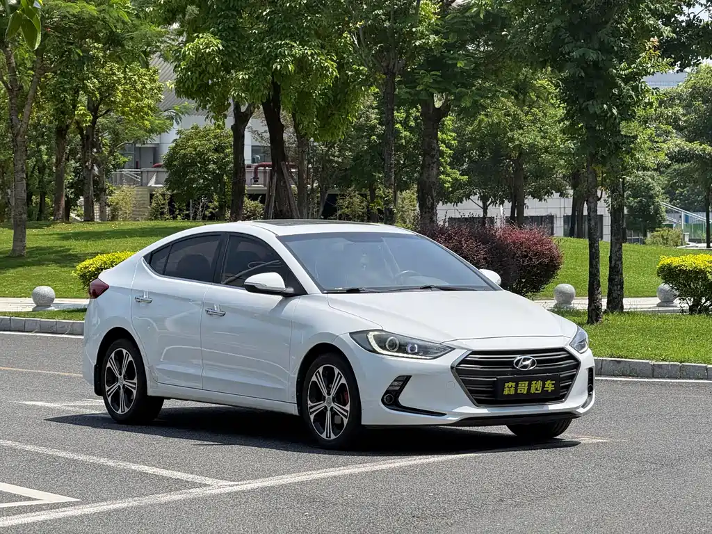 Hyundai Elantra — фото 3