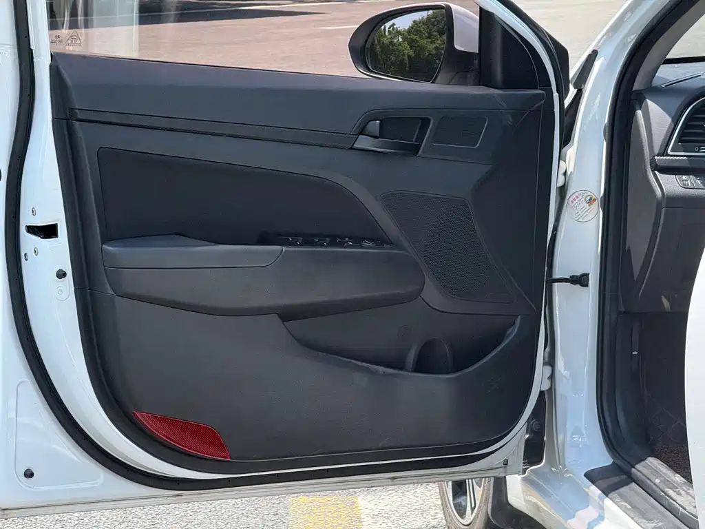 Hyundai Elantra — фото 4