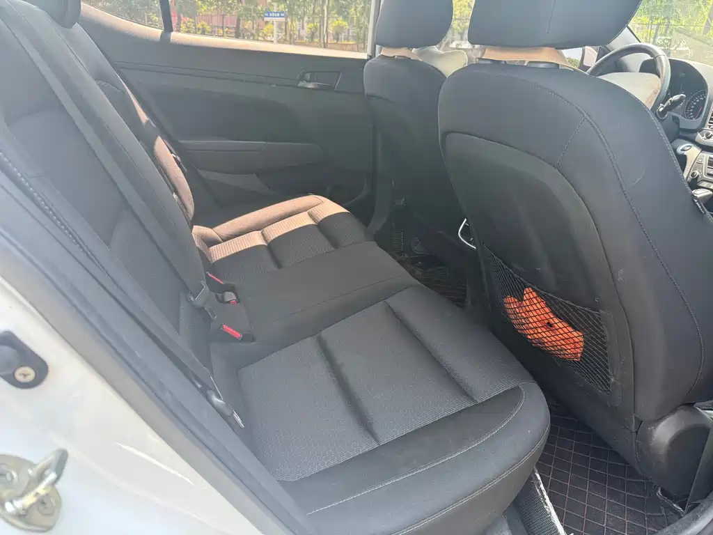 Hyundai Elantra — фото 10