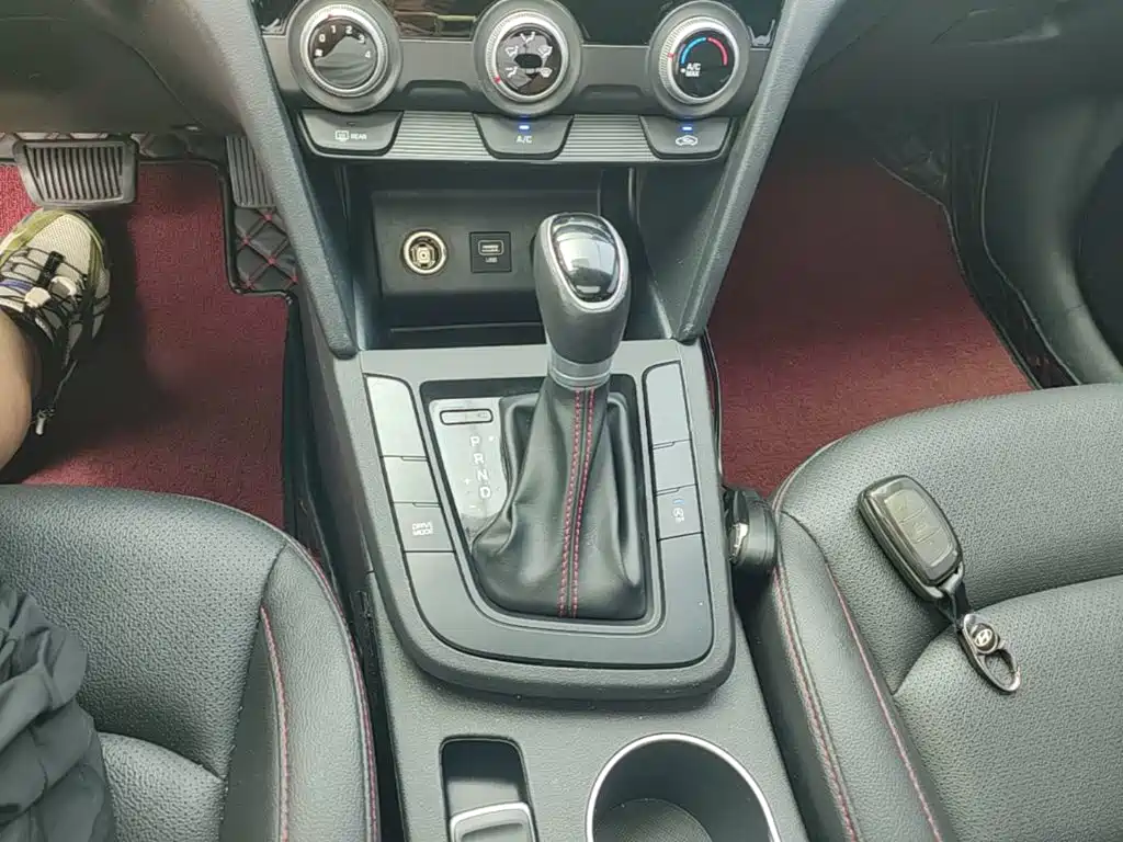 Hyundai Elantra — фото 14
