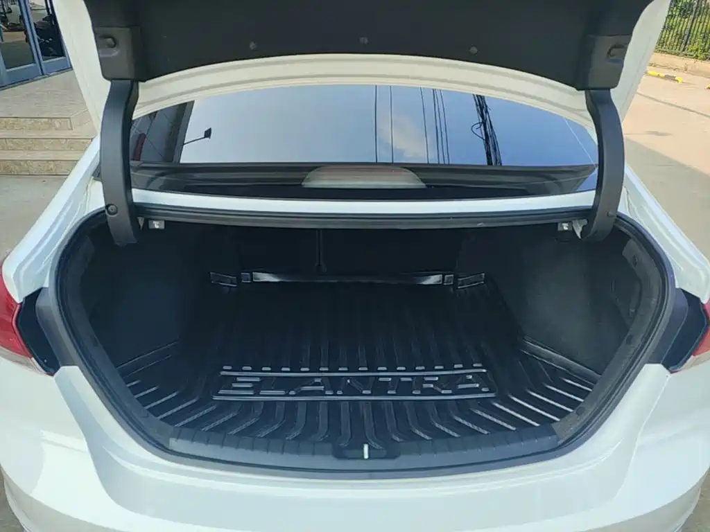 Hyundai Elantra — фото 19