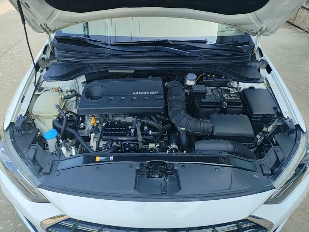 Hyundai Elantra — фото 20