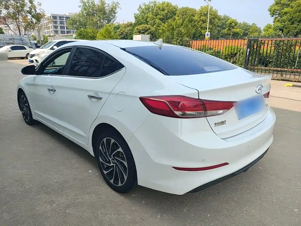 Hyundai Elantra — фото 5