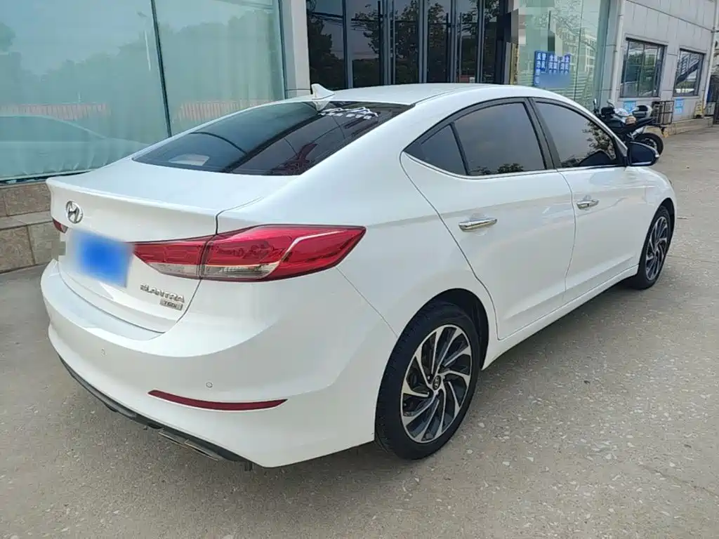 Hyundai Elantra — фото 7