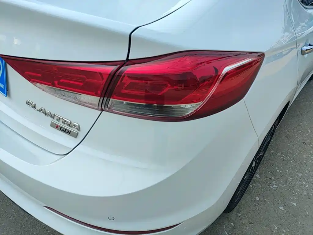 Hyundai Elantra — фото 8