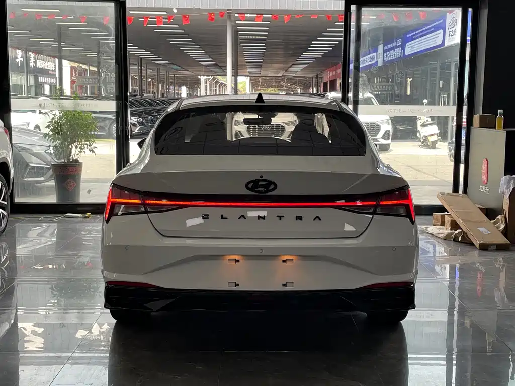 Hyundai Elantra — фото 15