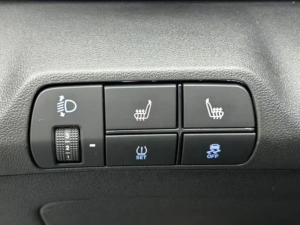 Hyundai Elantra — фото 11
