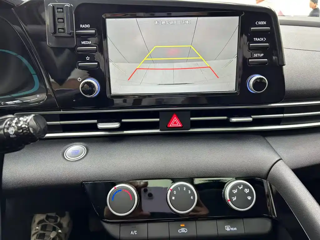 Hyundai Elantra — фото 13