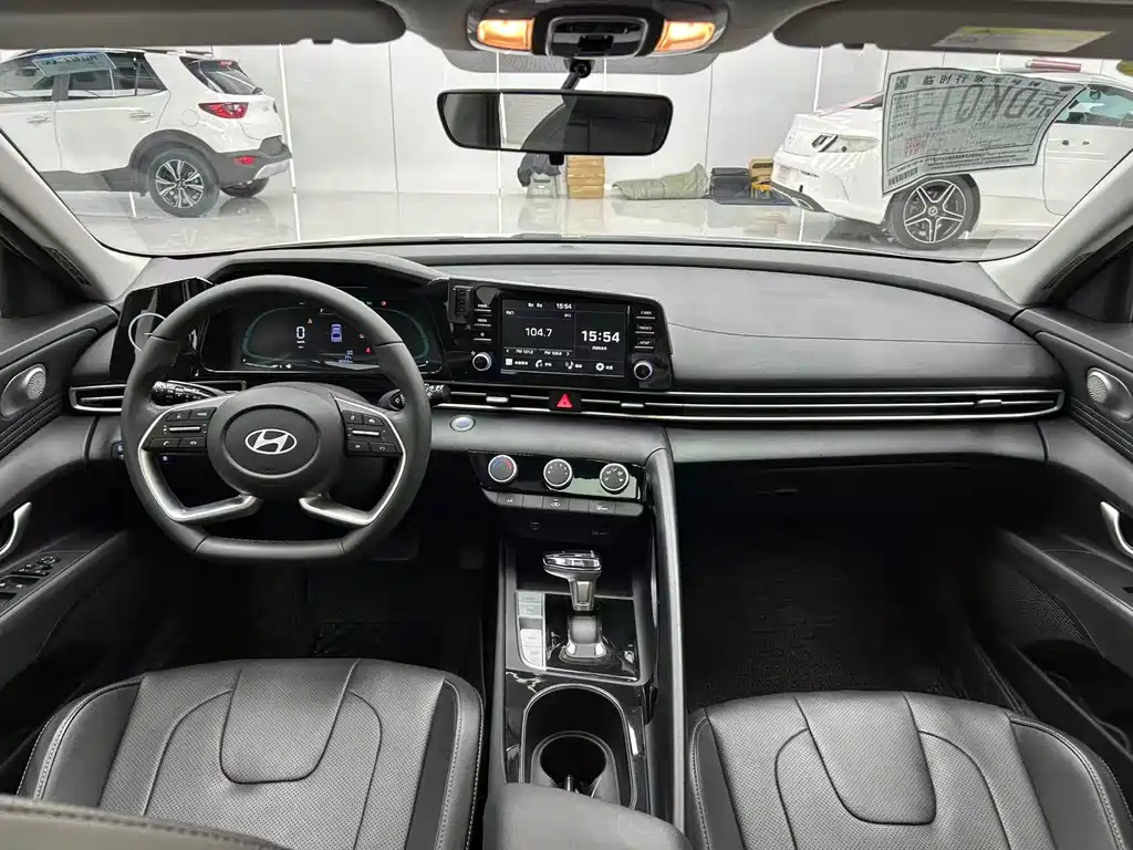 Hyundai Elantra — фото 15