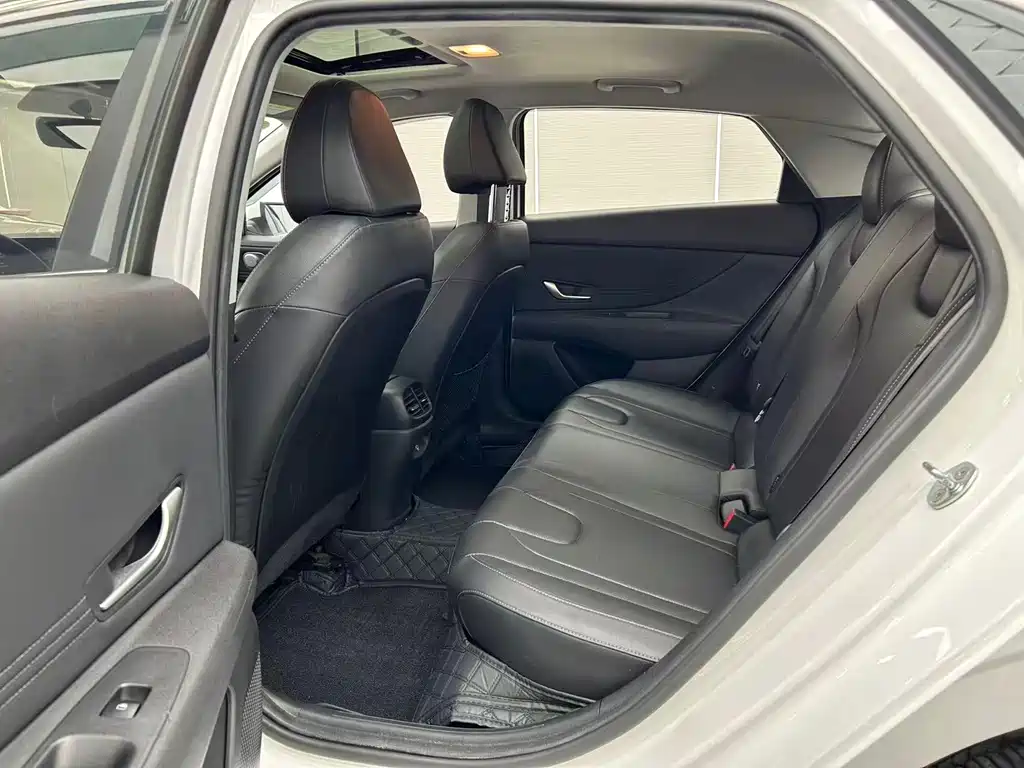 Hyundai Elantra — фото 18