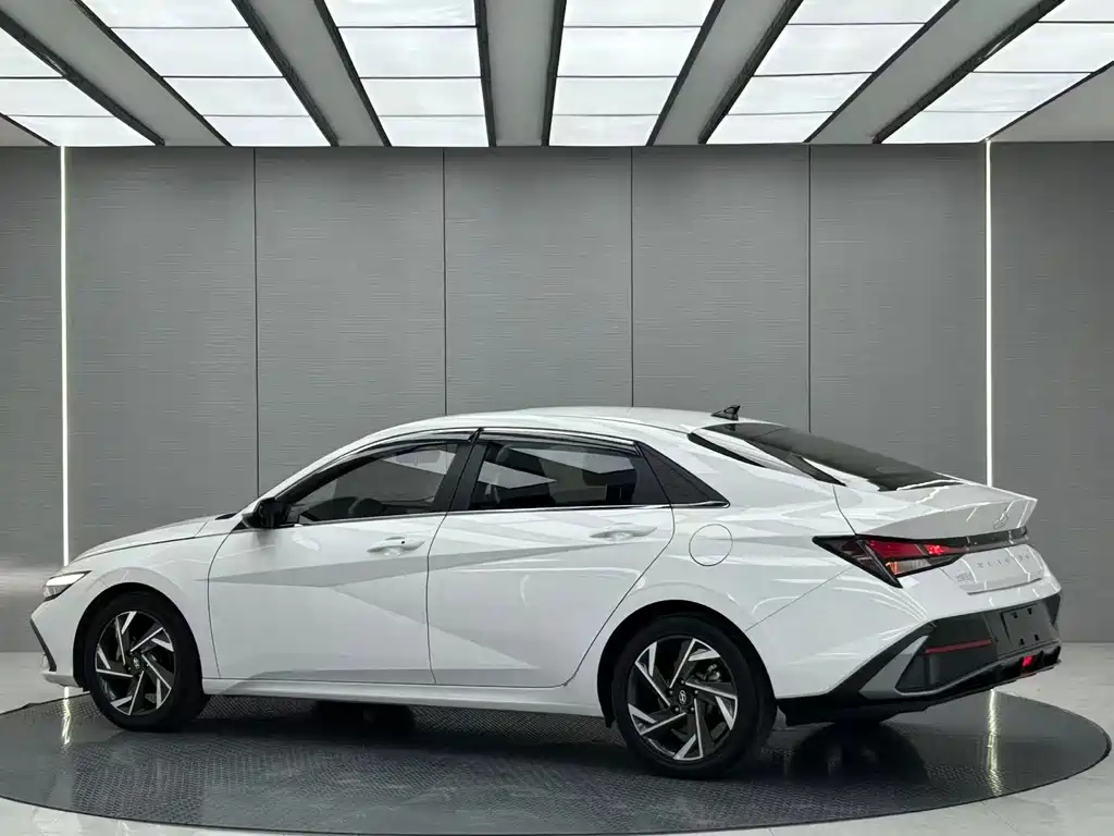 Hyundai Elantra — фото 3