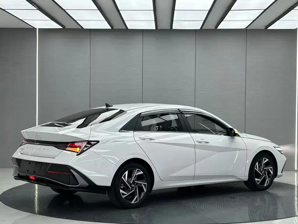 Hyundai Elantra — фото 5