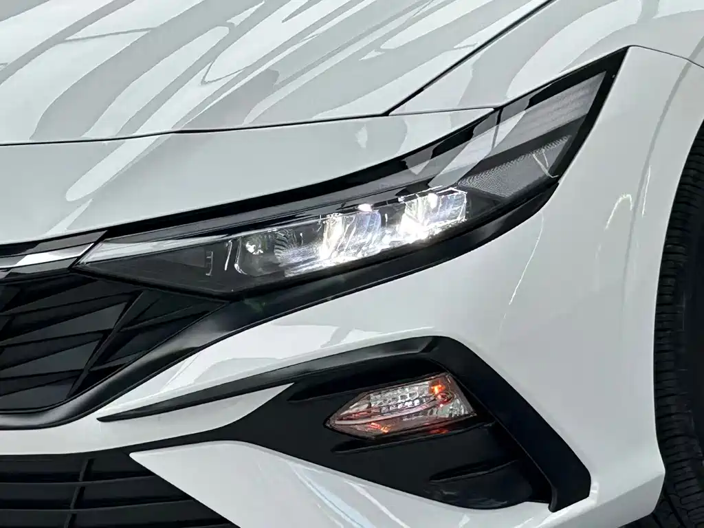 Hyundai Elantra — фото 7