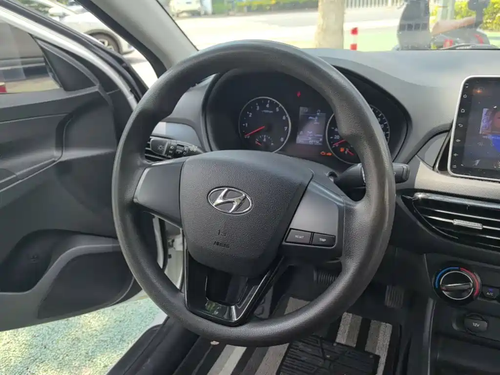 Hyundai Elantra — фото 11