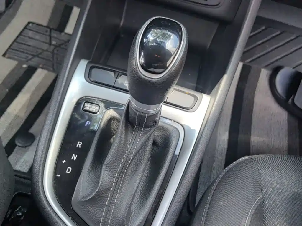 Hyundai Elantra — фото 14