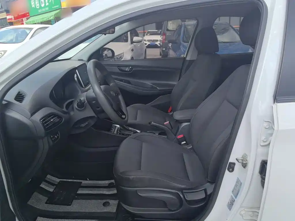 Hyundai Elantra — фото 15