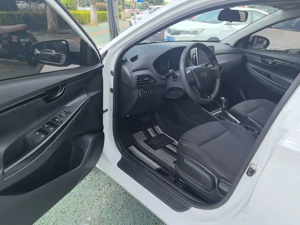 Hyundai Elantra — фото 16