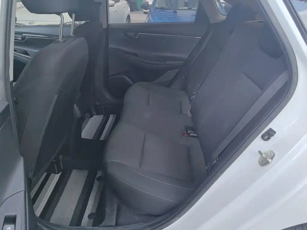 Hyundai Elantra — фото 17