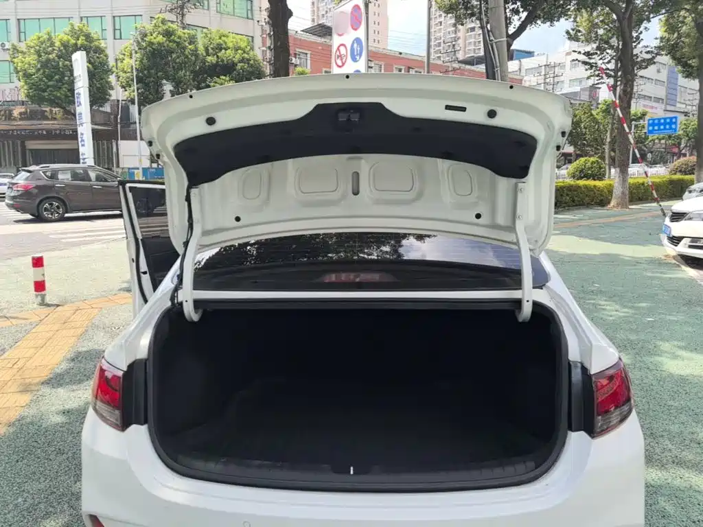 Hyundai Elantra — фото 19