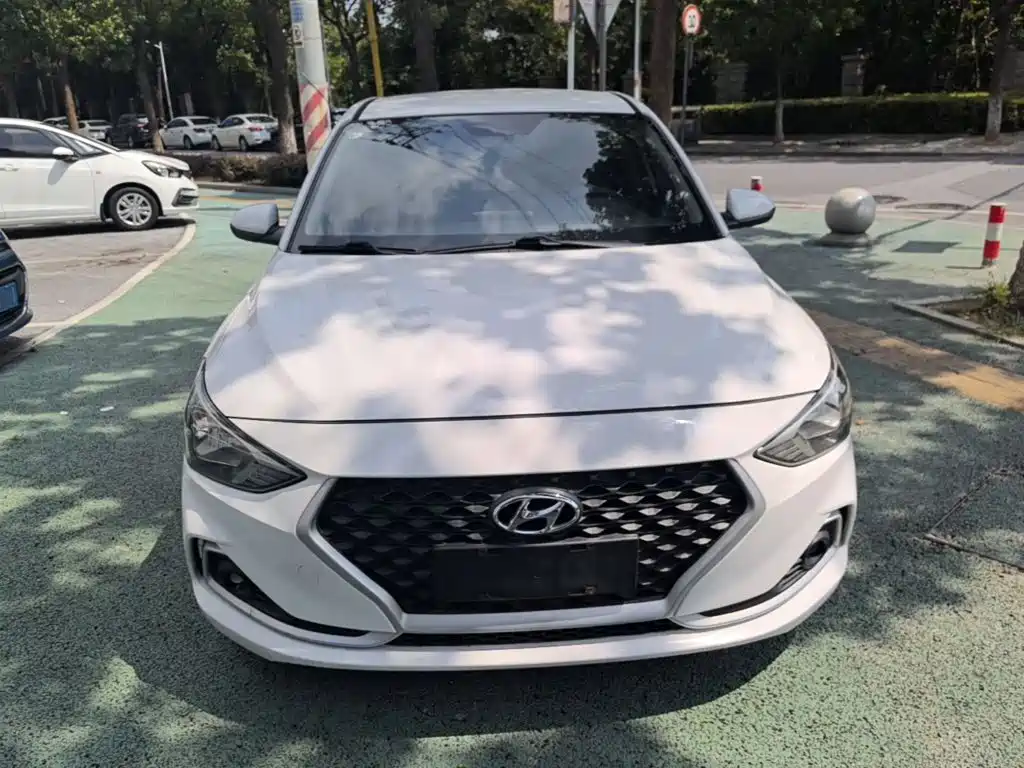 Hyundai Elantra — фото 3