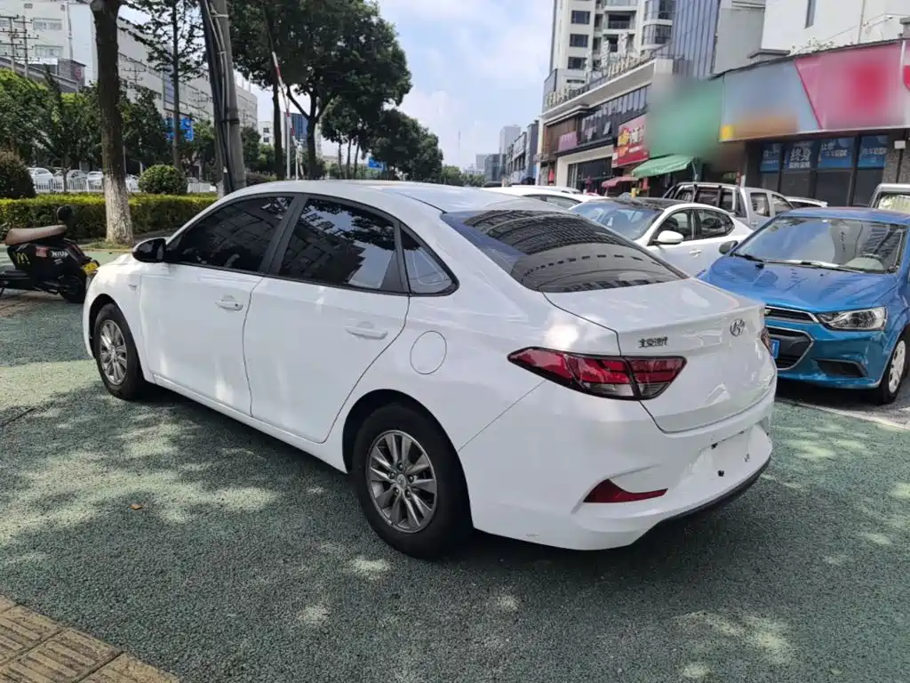 Hyundai Elantra — фото 5