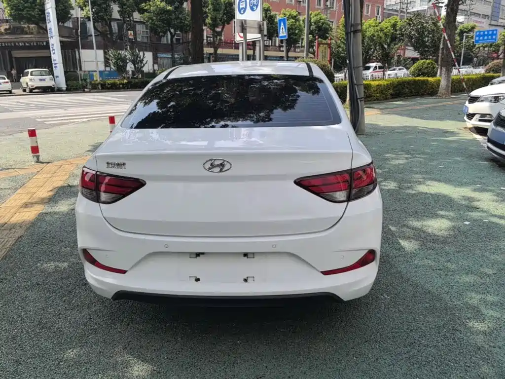 Hyundai Elantra — фото 6