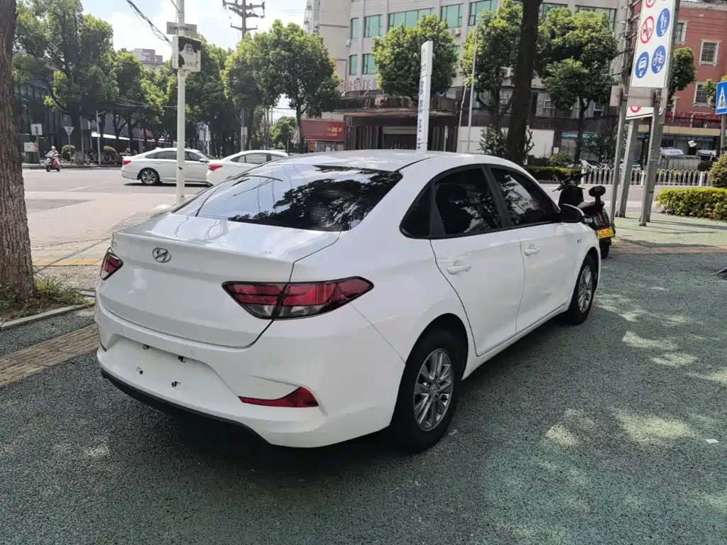 Hyundai Elantra — фото 7