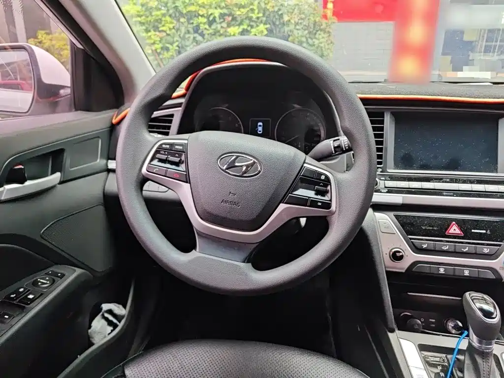 Hyundai Elantra — фото 3