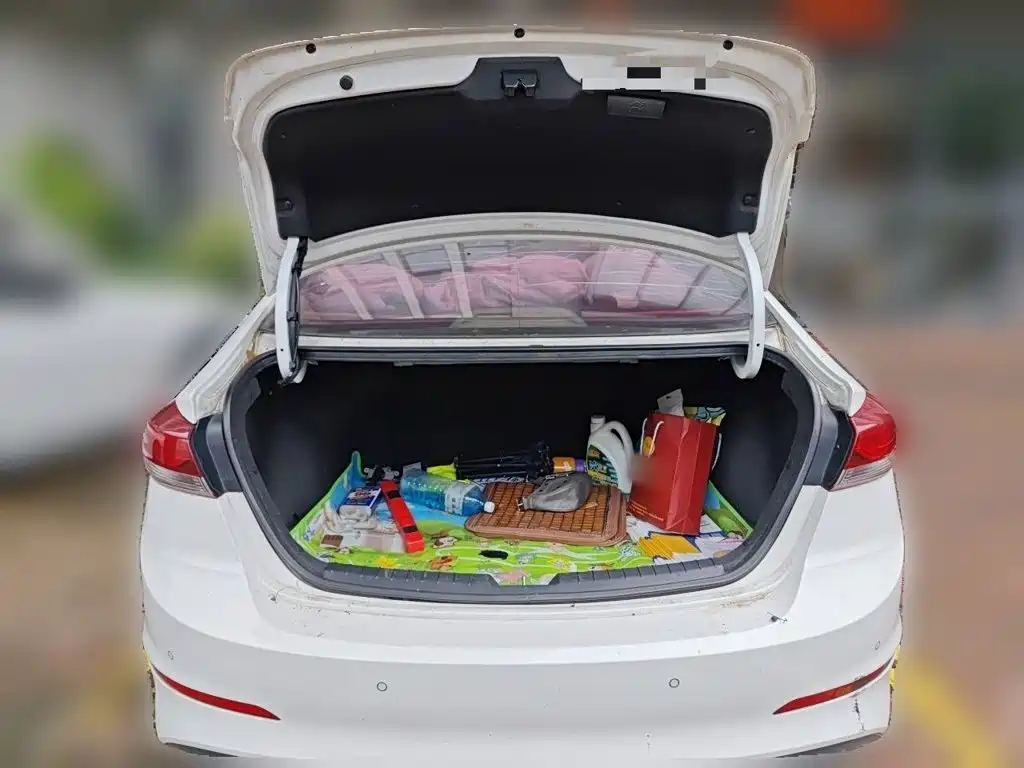 Hyundai Elantra — фото 10