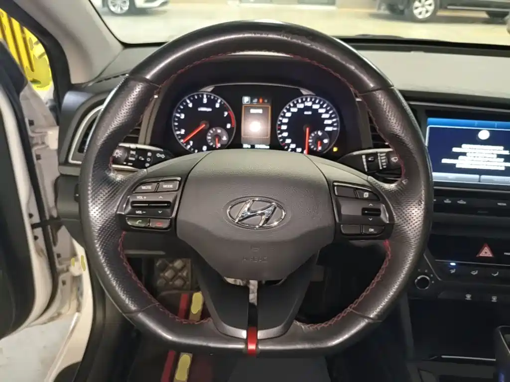 Hyundai Elantra — фото 11
