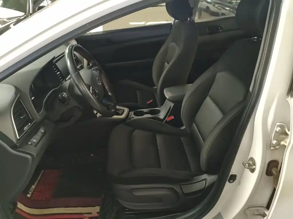 Hyundai Elantra — фото 15