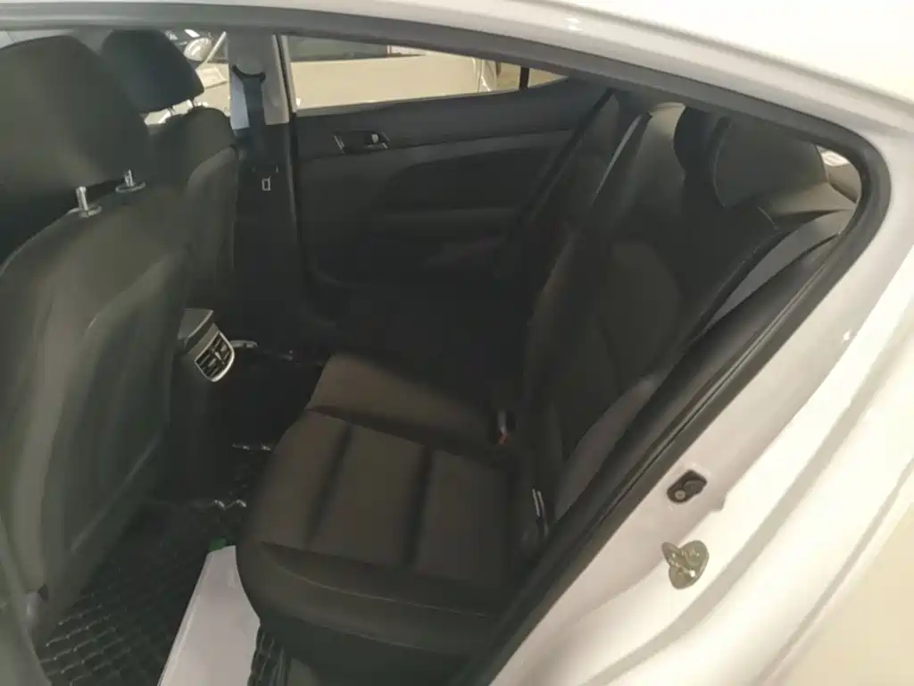Hyundai Elantra — фото 17