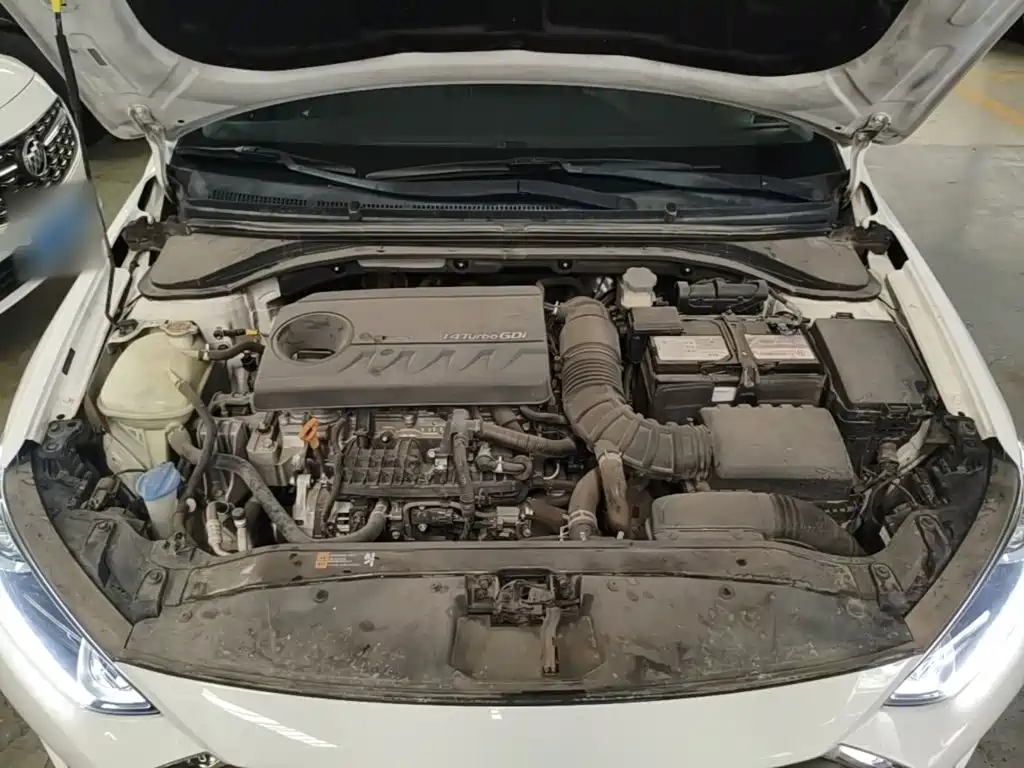 Hyundai Elantra — фото 20