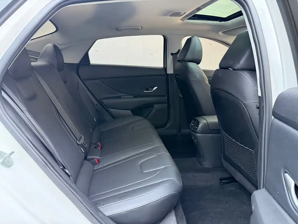 Hyundai Elantra — фото 10