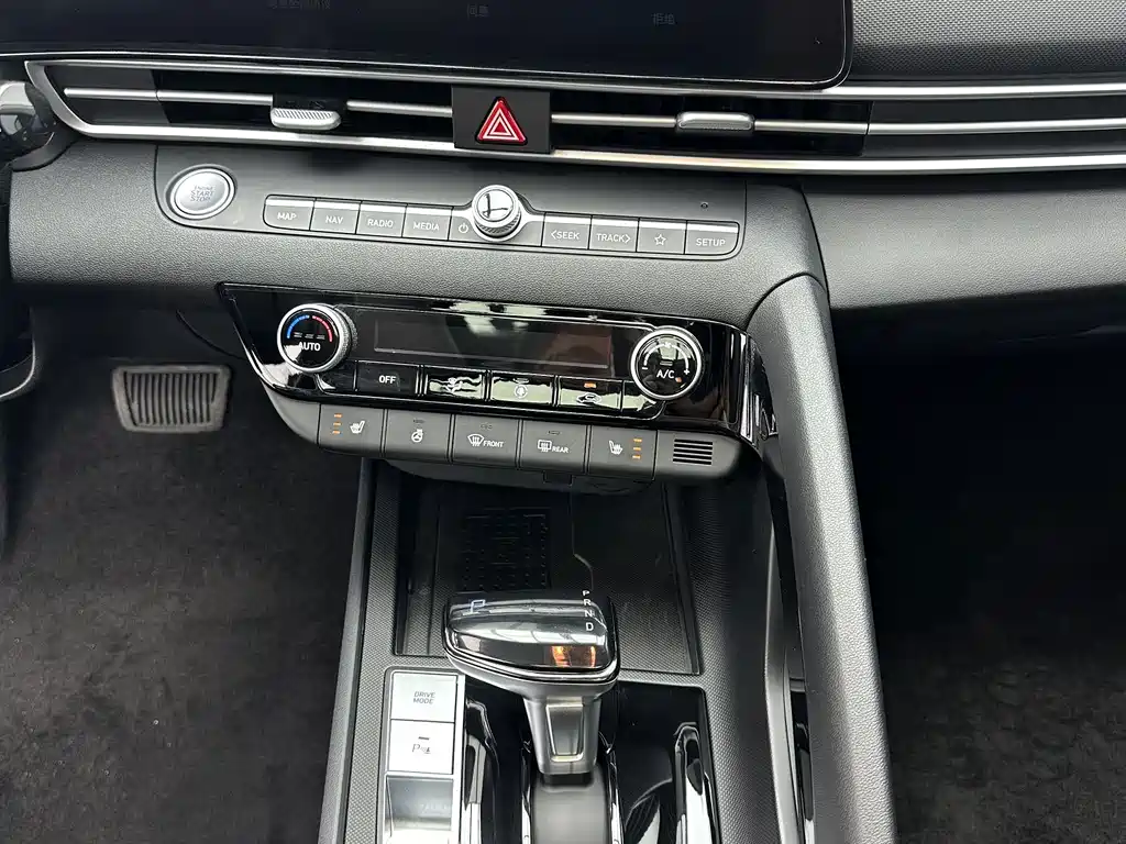 Hyundai Elantra — фото 15