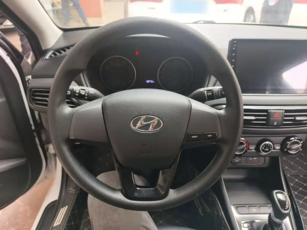 Hyundai Elantra — фото 11