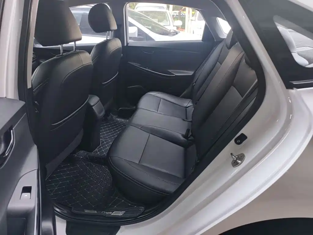Hyundai Elantra — фото 17